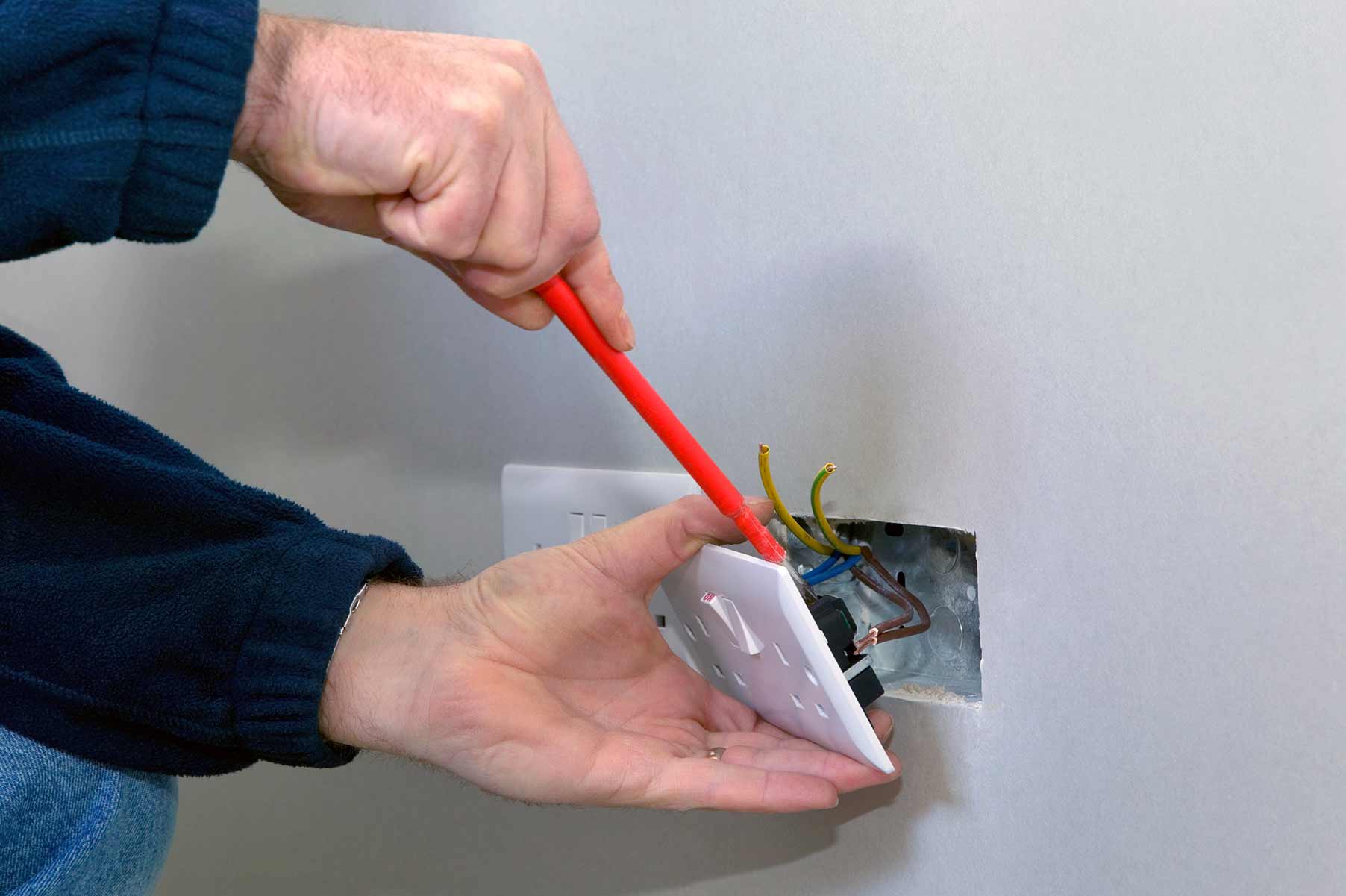 Our electricians can install plug sockets for domestic and commercial proeprties in Hemel Hempstead and the local area. 
